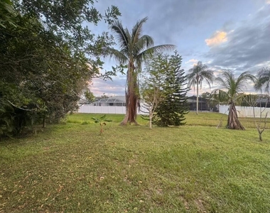1102 Se Oriental Avenue - Photo Thumbnail 5