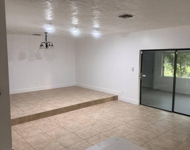 1102 Se Oriental Avenue - Photo Thumbnail 10