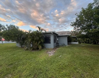 1102 Se Oriental Avenue - Photo Thumbnail 3