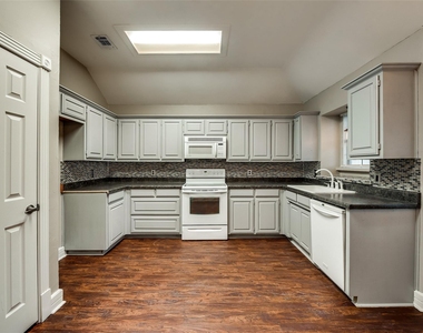 728 Nicole Drive - Photo Thumbnail 2