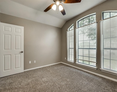 728 Nicole Drive - Photo Thumbnail 6