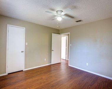 8108 Spruce Valley Drive - Photo Thumbnail 22