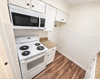 2703 Petersburg Drive - Photo Thumbnail 6
