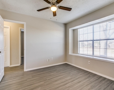 1108 Colmar Drive - Photo Thumbnail 6