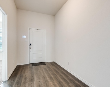 905 Philadelphia Street - Photo Thumbnail 3