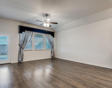 905 Philadelphia Street - Photo Thumbnail 5