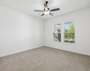708 Kendall Lane - Photo Thumbnail 5
