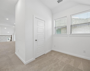 708 Kendall Lane - Photo Thumbnail 12