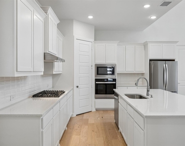 708 Kendall Lane - Photo Thumbnail 3