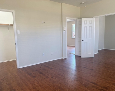 1203 Chestnut Hill Drive - Photo Thumbnail 8