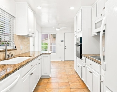11292 Stratford Way - Photo Thumbnail 6