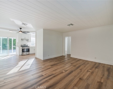8314 Barnsley Avenue - Photo Thumbnail 4