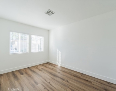 8314 Barnsley Avenue - Photo Thumbnail 12