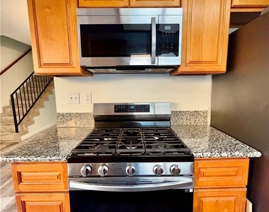5025 Denny Avenue - Photo Thumbnail 4