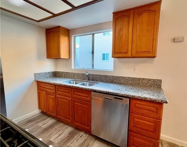5025 Denny Avenue - Photo Thumbnail 6