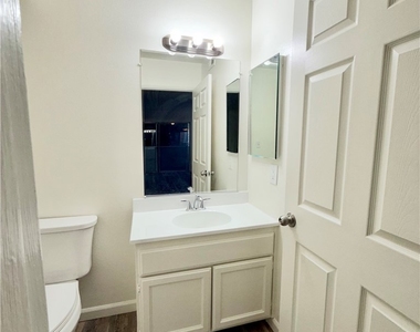 5025 Denny Avenue - Photo Thumbnail 35