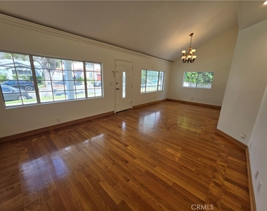 550 Palm - Photo Thumbnail 3