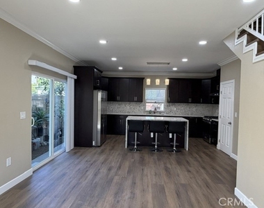 311 E Colorado Boulevard - Photo Thumbnail 4