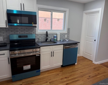 107 E Saint Marks Place - Photo Thumbnail 6