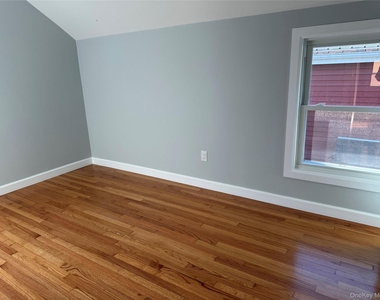 107 E Saint Marks Place - Photo Thumbnail 13