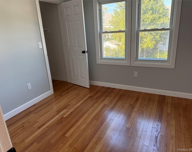 107 E Saint Marks Place - Photo Thumbnail 14