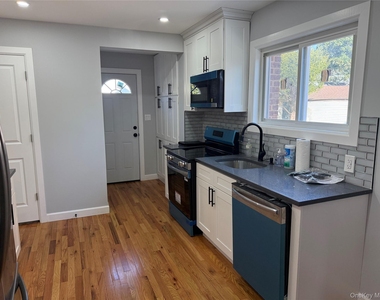 107 E Saint Marks Place - Photo Thumbnail 8