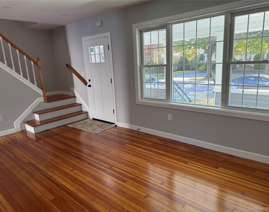 107 E Saint Marks Place - Photo Thumbnail 2