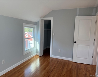 107 E Saint Marks Place - Photo Thumbnail 12