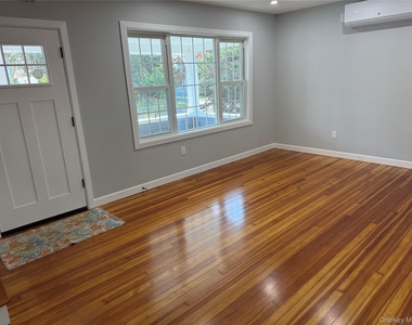 107 E Saint Marks Place - Photo Thumbnail 3
