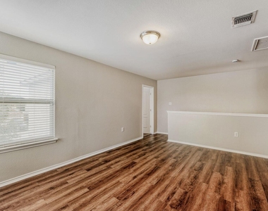 11209 Drumellan St - Photo Thumbnail 13