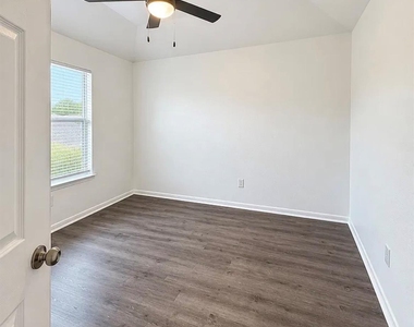 6305 Bridgewood Dr - Photo Thumbnail 11