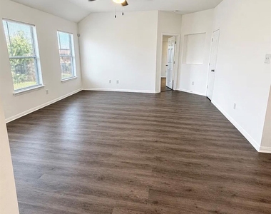 6305 Bridgewood Dr - Photo Thumbnail 7