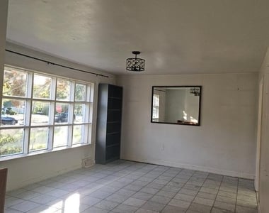 585 General Patterson Drive - Photo Thumbnail 6