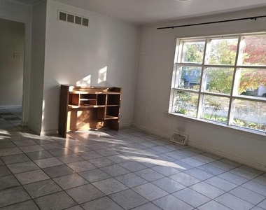 585 General Patterson Drive - Photo Thumbnail 8