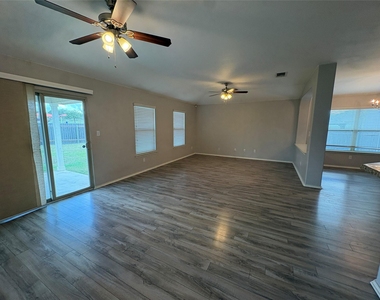 158 Hunter Creek Cv - Photo Thumbnail 3