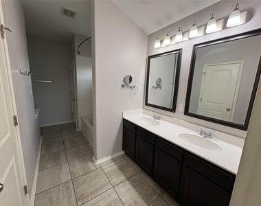 158 Hunter Creek Cv - Photo Thumbnail 8