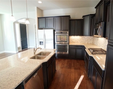 210 Darwins Way - Photo Thumbnail 2