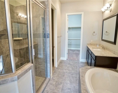 210 Darwins Way - Photo Thumbnail 12