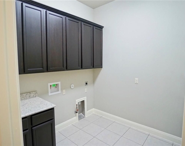 210 Darwins Way - Photo Thumbnail 15