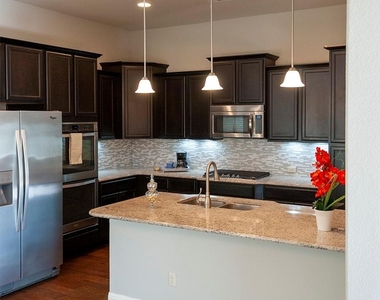 210 Darwins Way - Photo Thumbnail 3