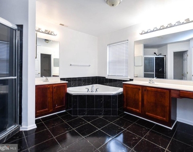 8818 Maple Avenue - Photo Thumbnail 12
