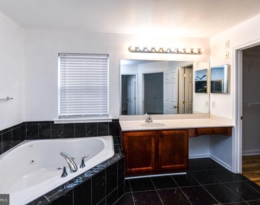 8818 Maple Avenue - Photo Thumbnail 14