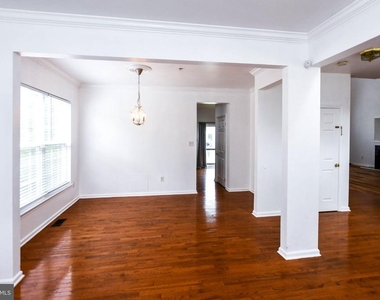 8818 Maple Avenue - Photo Thumbnail 6