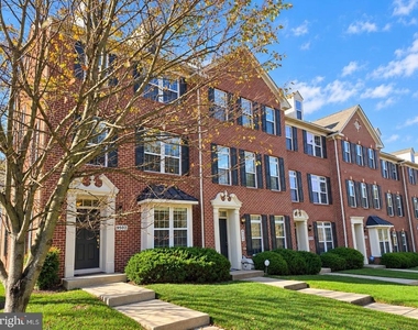 9502 Blast Avenue - Photo Thumbnail 2