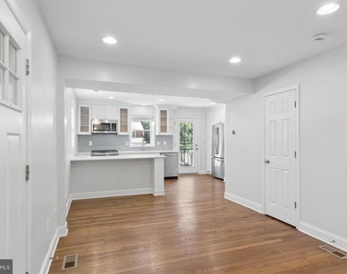 5027 11th Street Ne - Photo Thumbnail 3