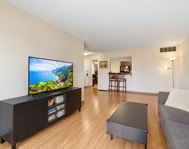 633 W Streamwood Boulevard - Photo Thumbnail 2