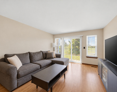 633 W Streamwood Boulevard - Photo Thumbnail 4