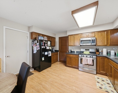 633 W Streamwood Boulevard - Photo Thumbnail 9