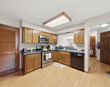 633 W Streamwood Boulevard - Photo Thumbnail 10