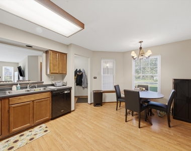 633 W Streamwood Boulevard - Photo Thumbnail 11